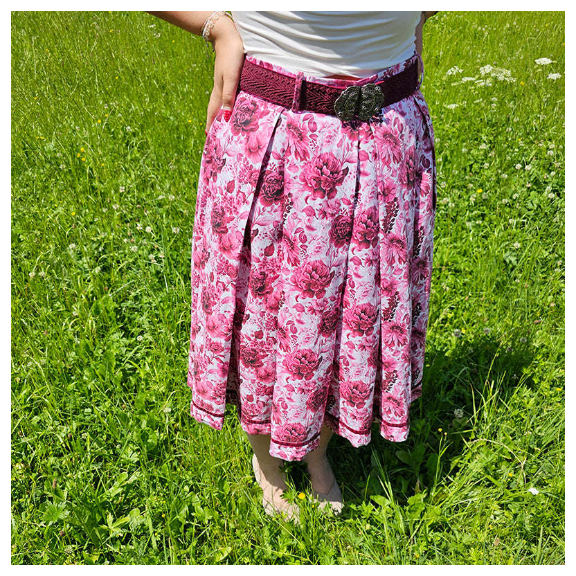 Rock mit Falten und Gürtel mit Schließe