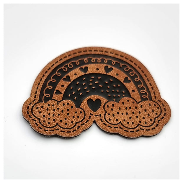 Label Regenbogen mit Wolken aus Kunstleder